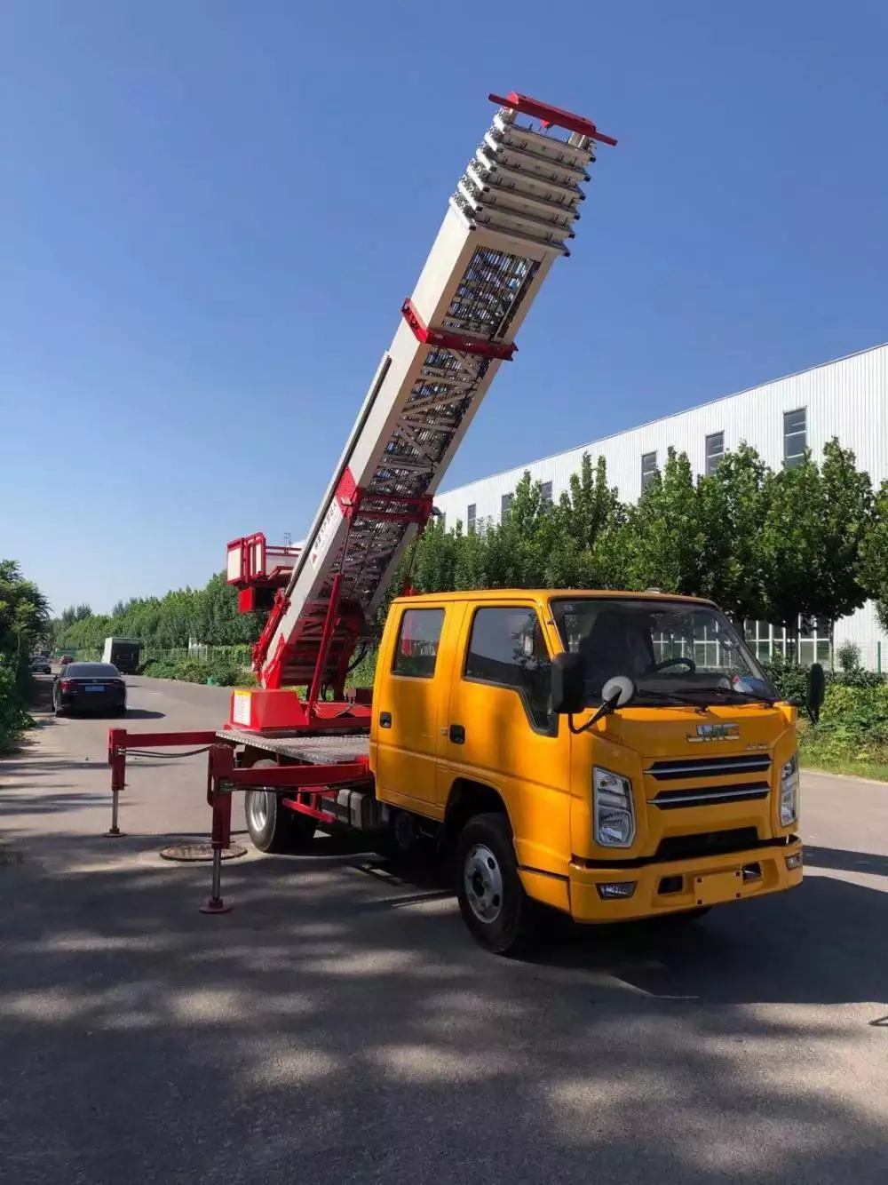 新蔡附近的云梯车出租服务：轻松解决高空作业需求